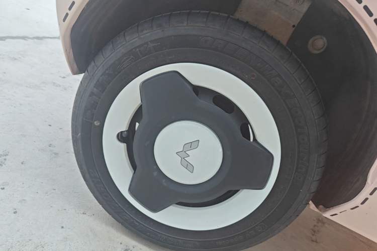 Used Wuling Hongguang MINIEV 2021 Macaron Premium Model – Lithium-NMC Right Rear Wheel Hub
