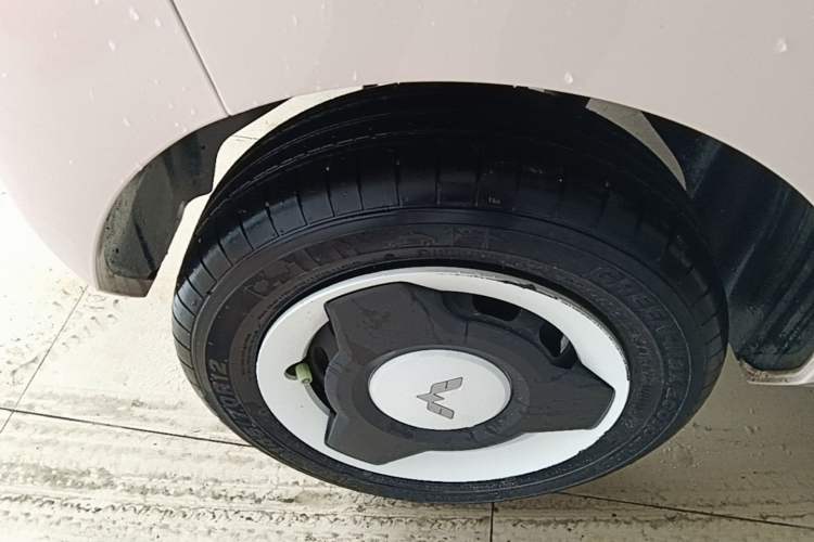 Used Wuling Hongguang MINIEV 2021 Macaron Premium Model – Lithium Iron Phosphate Right Rear Wheel Hub