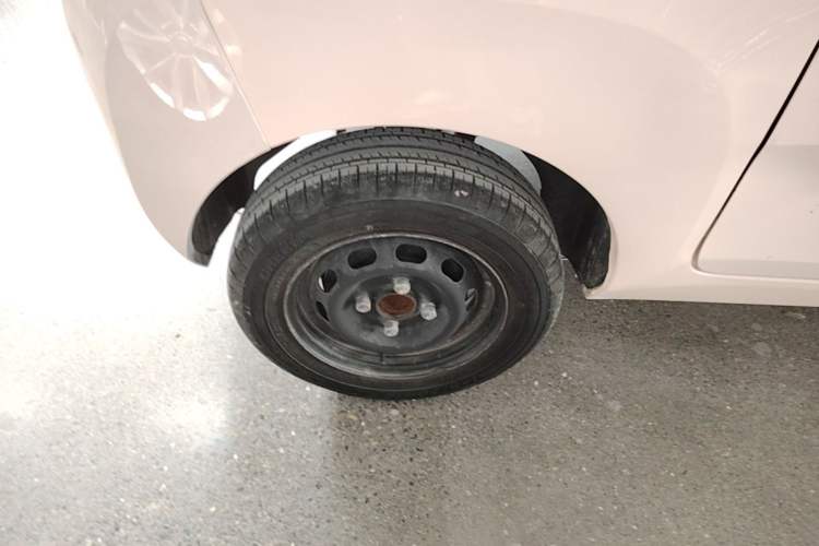Used Wuling Hongguang MINIEV 2021 Macaron Fashion Model Lithium Iron Phosphate Right Rear Wheel Hub