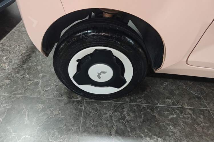 Used Wuling Hongguang MINIEV 2021 Macaron Fashion Model Lithium Iron Phosphate Right Rear Wheel Hub