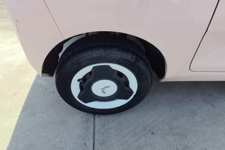 Used Wuling Hongguang MINIEV 2021 Macaron Fashion Model Lithium Iron Phosphate Right Rear Wheel Hub