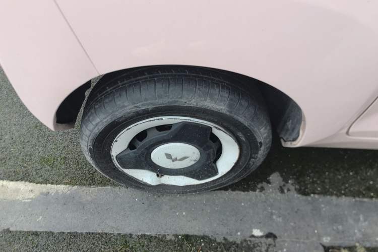 Used Wuling Hongguang MINIEV 2021 Macaron Fashion Model Lithium Iron Phosphate Right Rear Wheel Hub