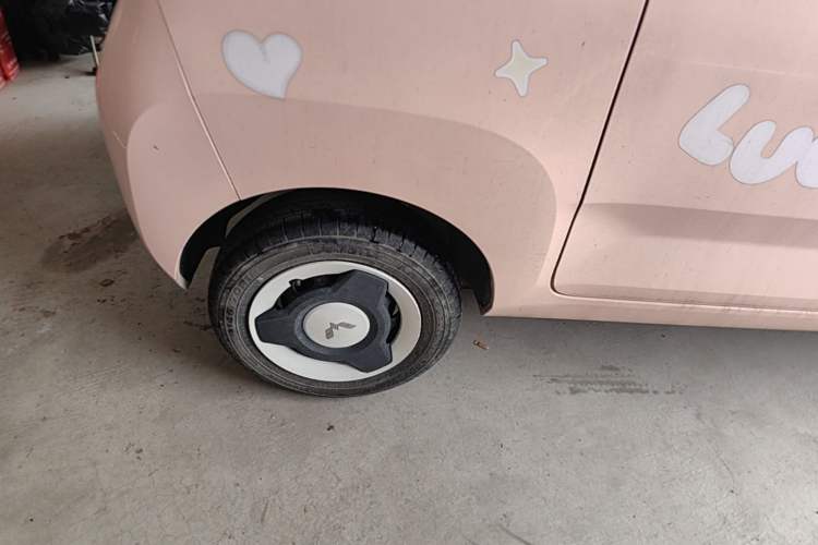 Used Wuling Hongguang MINIEV 2021 Macaron Fashion Edition Lithium-Ion Battery Right Rear Wheel Hub