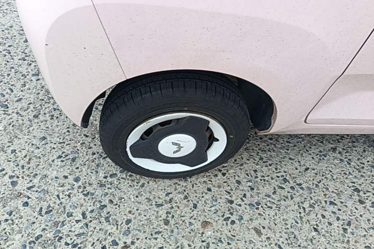 Used Wuling Hongguang MINIEV 2021 Macaron Fashion Model Lithium Iron Phosphate Right Rear Wheel Hub