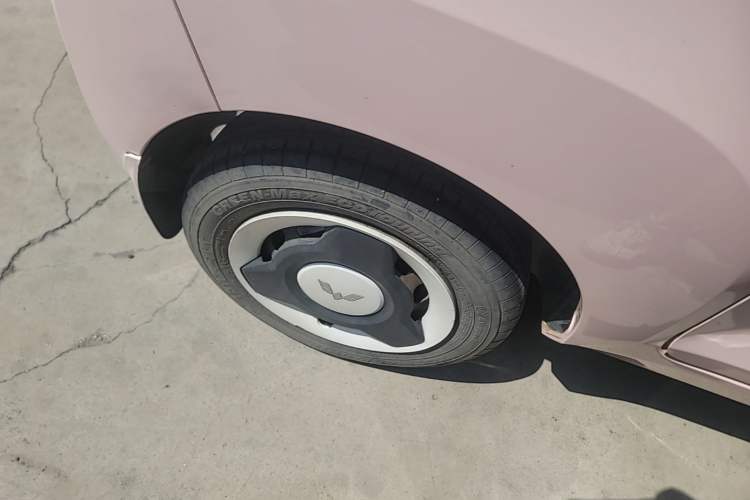 Used Wuling Hongguang MINIEV 2021 Macaron Fashion Edition Lithium-Ion Battery Right Rear Wheel Hub