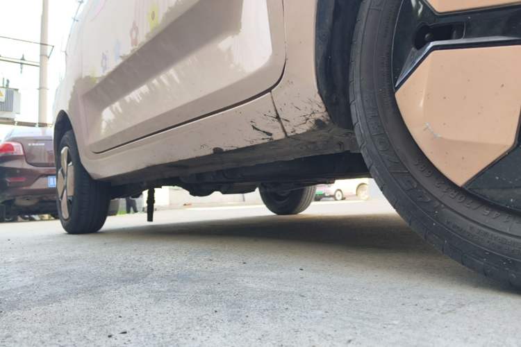 Used Wuling Hongguang MINIEV 2021 Macaron Sandwich Model 170 km Lithium Ternary Right Side Sill