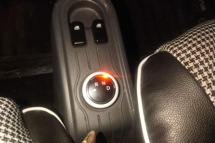 Used Wuling Hongguang MINIEV 2021 Macaron Fashion Model Lithium Iron Phosphate Gear Lever