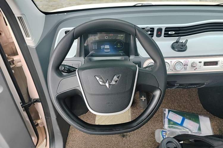 Used Wuling Hongguang MINIEV 2021 Macaron Fashion Model Lithium Iron Phosphate Steering Wheel