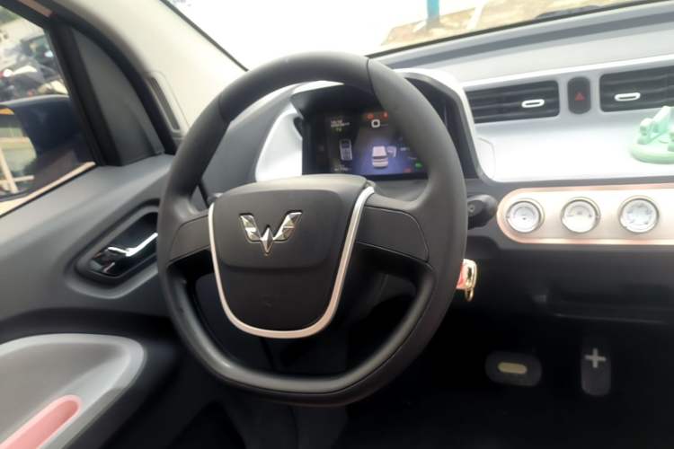 Used Wuling Hongguang MINIEV 2021 Macaron Sandwich Model 170 km Lithium Iron Phosphate Steering Wheel