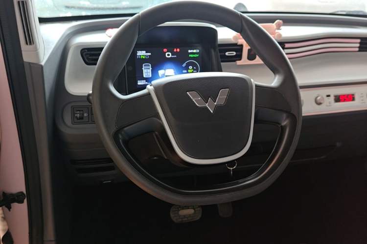 Used Wuling Hongguang MINIEV 2021 Macaron Premium Model – Lithium Iron Phosphate Steering Wheel