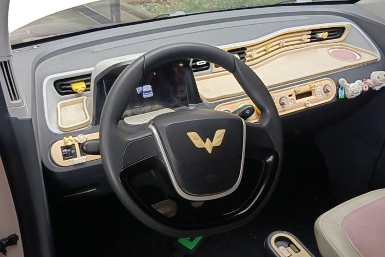 Used Wuling Hongguang MINIEV 2021 Macaron Sandwich Model 120 km Lithium Iron Phosphate Steering Wheel