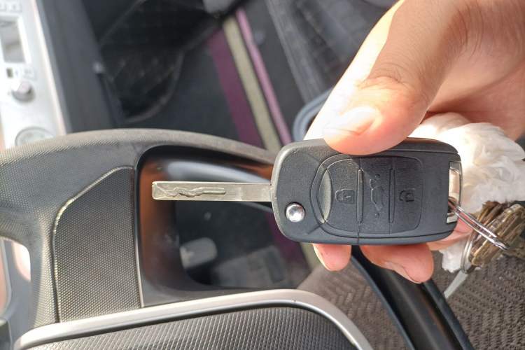 Used Wuling Hongguang MINIEV 2021 Macaron Fashion Edition Lithium-Ion Battery Vehicle Key