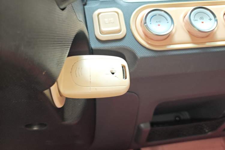 Used Wuling Hongguang MINIEV 2021 Macaron Premium Model – Lithium Iron Phosphate Vehicle Key