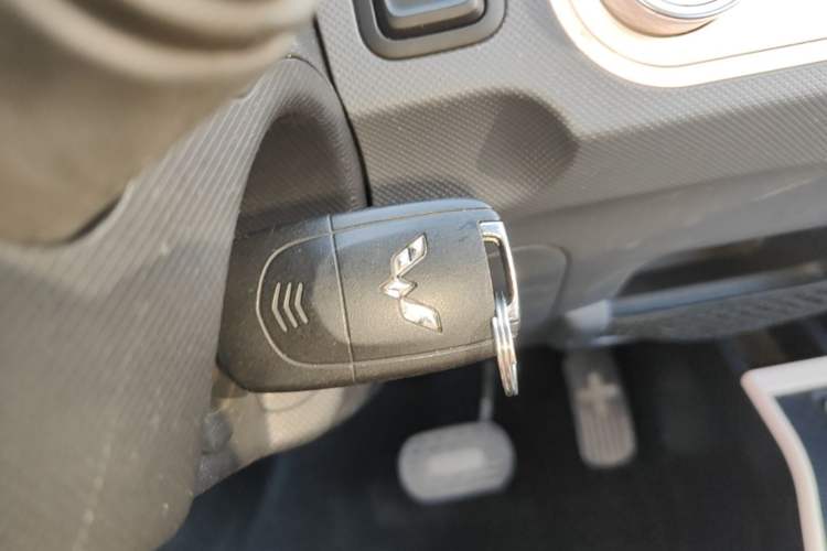 Used Wuling Hongguang MINIEV 2021 Macaron Sandwich Model 170 km Lithium Ternary Vehicle Key