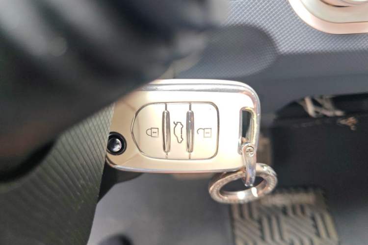 Used Wuling Hongguang MINIEV 2021 Macaron Fashion Edition Lithium-Ion Battery Vehicle Key