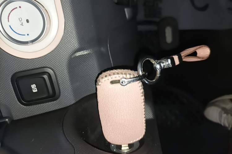 Used Wuling Hongguang MINIEV 2021 Macaron Sandwich Model 120 km Lithium NMC Vehicle Key