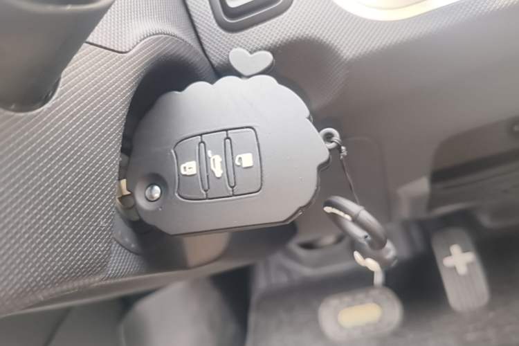 Used Wuling Hongguang MINIEV 2021 Macaron Fashion Model Lithium Iron Phosphate Vehicle Key