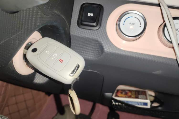 Used Wuling Hongguang MINIEV 2021 Macaron Premium Model – Lithium Iron Phosphate Vehicle Key