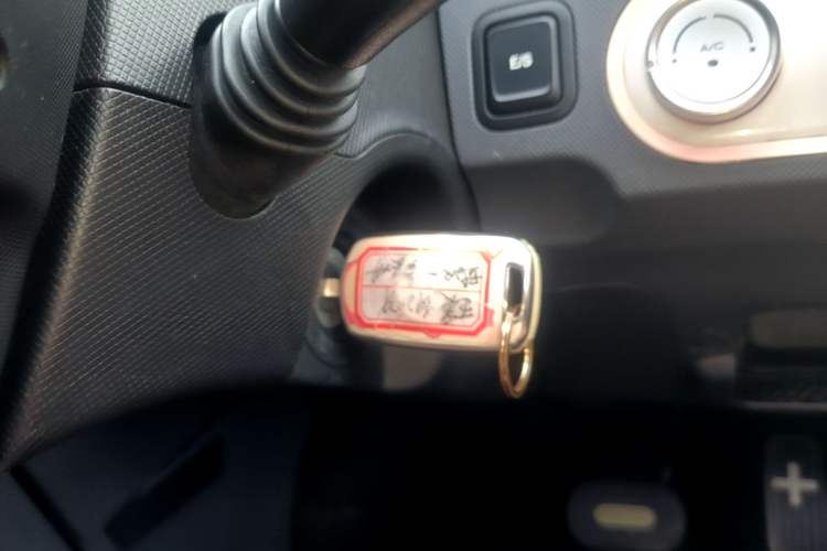 Used Wuling Hongguang MINIEV 2021 Macaron Sandwich Model 170 km Lithium Iron Phosphate Vehicle Key