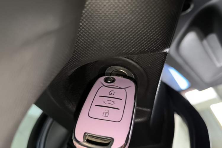 Used Wuling Hongguang MINIEV 2021 Macaron Premium Model – Lithium Iron Phosphate Vehicle Key