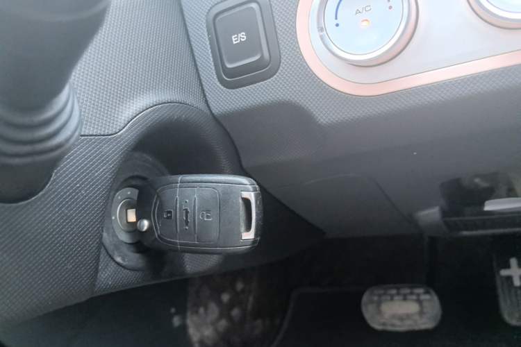 Used Wuling Hongguang MINIEV 2021 Macaron Sandwich Model 120 km Lithium Iron Phosphate Vehicle Key