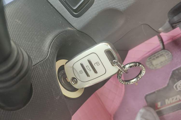 Used Wuling Hongguang MINIEV 2021 Macaron Fashion Edition Lithium-Ion Battery Vehicle Key