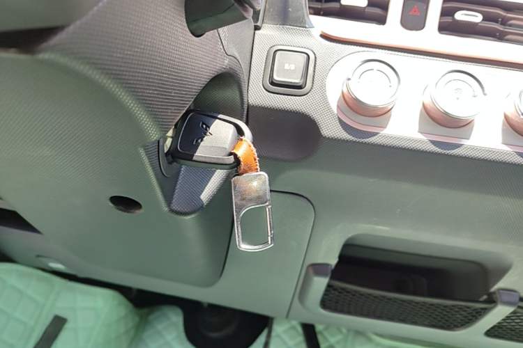Used Wuling Hongguang MINIEV 2021 Macaron Fashion Edition Lithium-Ion Battery Vehicle Key