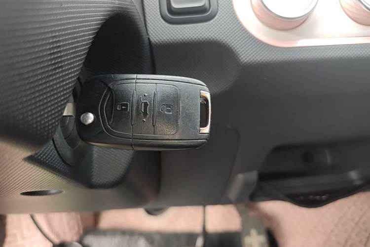 Used Wuling Hongguang MINIEV 2021 Macaron Fashion Edition Lithium-Ion Battery Vehicle Key