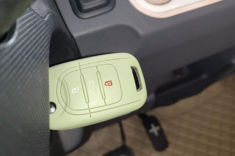 Used Wuling Hongguang MINIEV 2021 Macaron Fashion Model Lithium Iron Phosphate Vehicle Key