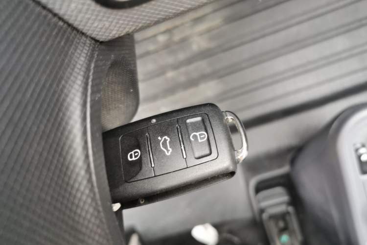Used Wuling Hongguang MINIEV 2021 Macaron Sandwich Model 170 km Lithium Iron Phosphate Vehicle Key