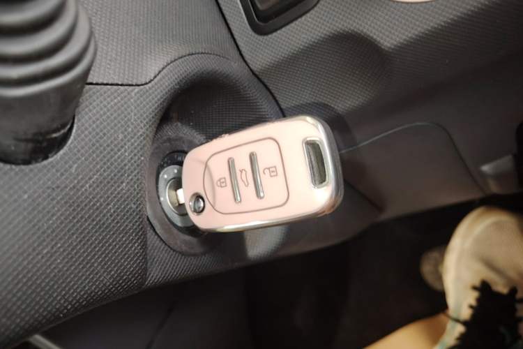 Used Wuling Hongguang MINIEV 2021 Macaron Fashion Model Lithium Iron Phosphate Vehicle Key
