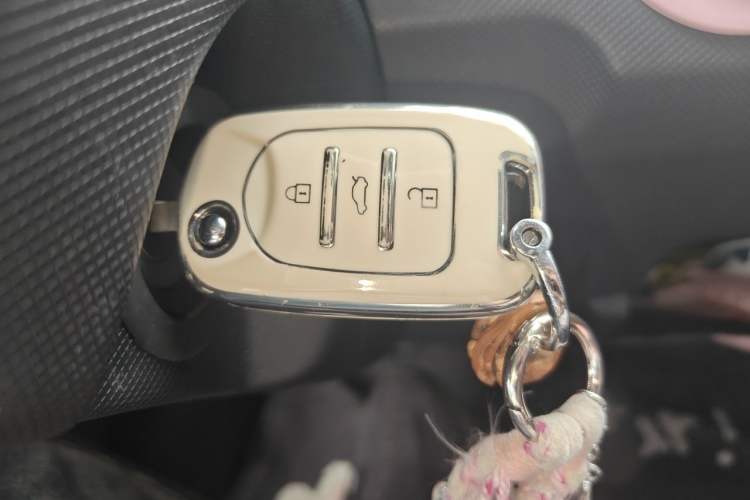 Used Wuling Hongguang MINIEV 2021 Macaron Premium Model – Lithium Iron Phosphate Vehicle Key