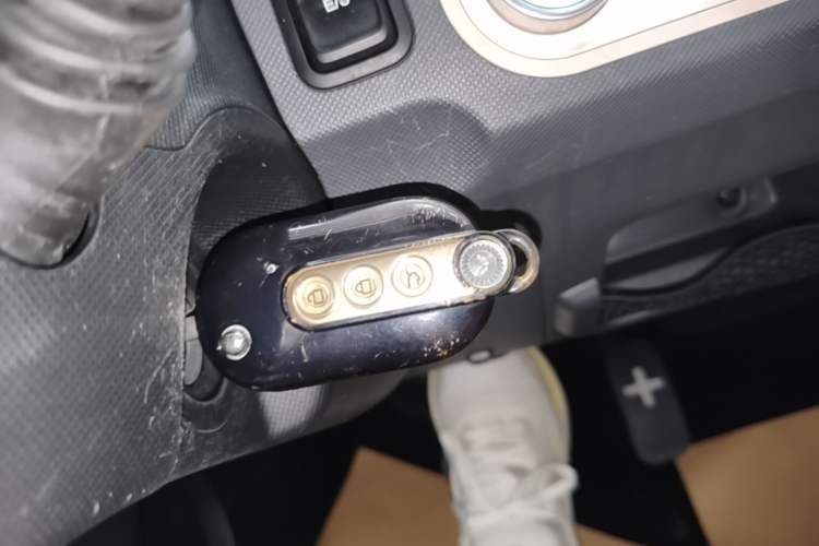 Used Wuling Hongguang MINIEV 2021 Macaron Premium Model – Lithium Iron Phosphate Vehicle Key