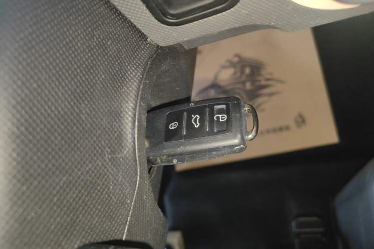 Used Wuling Hongguang MINIEV 2021 Macaron Fashion Edition Lithium-Ion Battery Vehicle Key