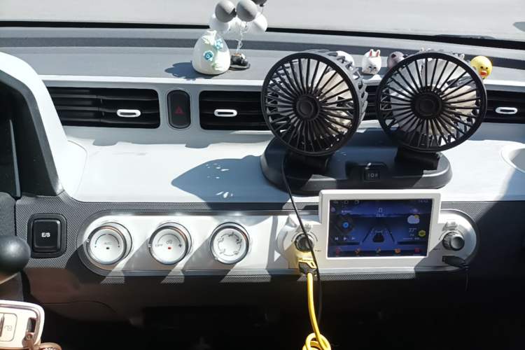 Used Wuling Hongguang MINIEV 2021 Macaron Sandwich Model 120 km Lithium NMC Audio And AC Panel