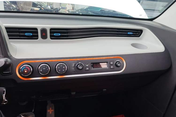 Used Wuling Hongguang MINIEV 2021 Macaron Fashion Model Lithium Iron Phosphate Audio And AC Panel