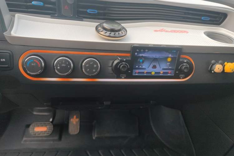 Used Wuling Hongguang MINIEV 2021 Macaron Premium Model – Lithium Iron Phosphate Audio And AC Panel
