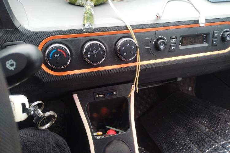 Used Wuling Hongguang MINIEV 2021 Macaron Premium Model – Lithium Iron Phosphate Audio And AC Panel