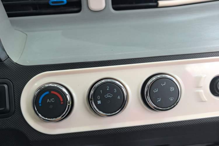 Used Wuling Hongguang MINIEV 2021 Macaron Fashion Model Lithium Iron Phosphate Audio And AC Panel