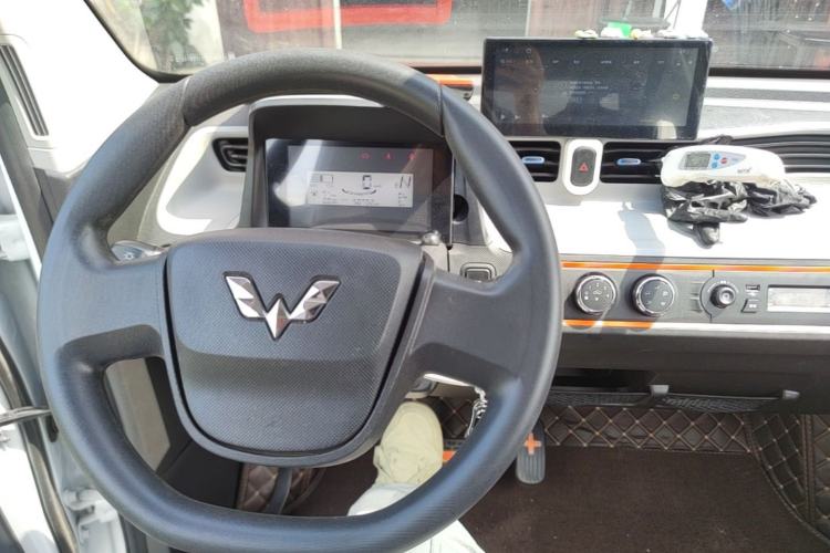 Used Wuling Hongguang MINIEV 2021 Macaron Sandwich Model 120 km Lithium NMC Center Console