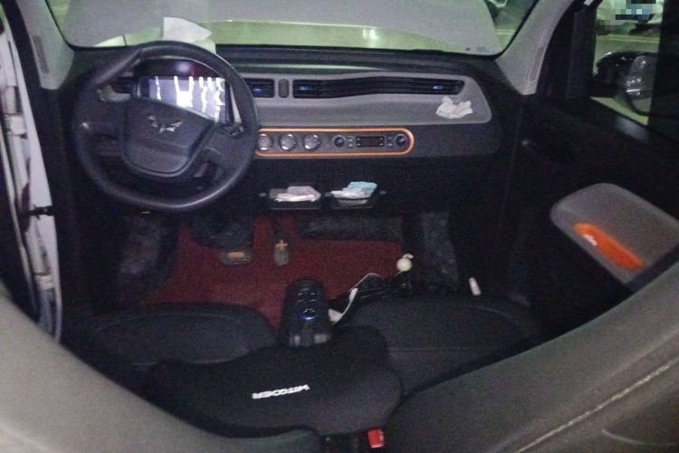 Used Wuling Hongguang MINIEV 2021 Macaron Fashion Model Lithium Iron Phosphate Center Console