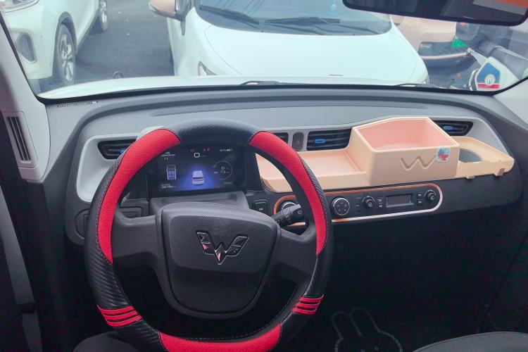 Used Wuling Hongguang MINIEV 2021 Macaron Sandwich Model 120 km Lithium Iron Phosphate Center Console