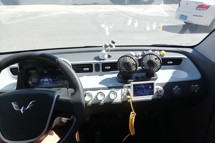 Used Wuling Hongguang MINIEV 2021 Macaron Sandwich Model 120 km Lithium NMC Center Console
