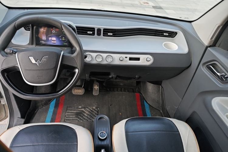 Used Wuling Hongguang MINIEV 2021 Macaron Sandwich Model 170 km Lithium Iron Phosphate Center Console
