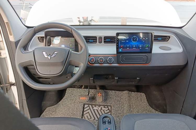 Used Wuling Hongguang MINIEV 2021 Macaron Fashion Model Lithium Iron Phosphate Center Console