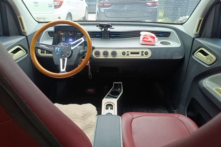Used Wuling Hongguang MINIEV 2021 Macaron Fashion Model Lithium Iron Phosphate Center Console