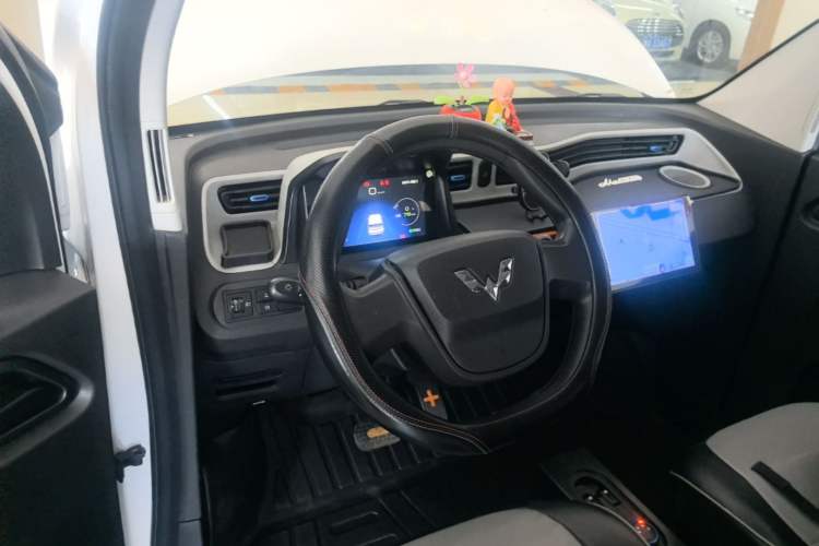 Used Wuling Hongguang MINIEV 2021 Macaron Fashion Model Lithium Iron Phosphate Center Console