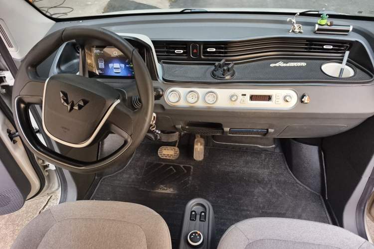 Used Wuling Hongguang MINIEV 2021 Macaron Premium Model – Lithium Iron Phosphate Center Console