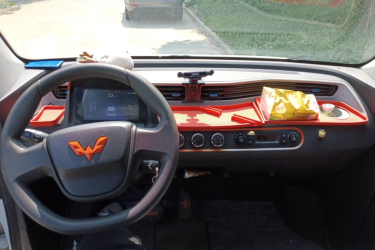 Used Wuling Hongguang MINIEV 2021 Macaron Fashion Model Lithium Iron Phosphate Center Console