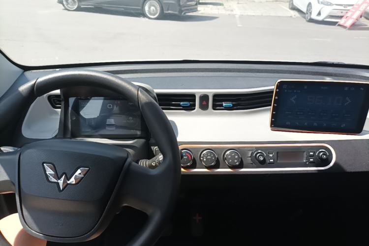 Used Wuling Hongguang MINIEV 2021 Macaron Sandwich Model 170 km Lithium Iron Phosphate Center Console